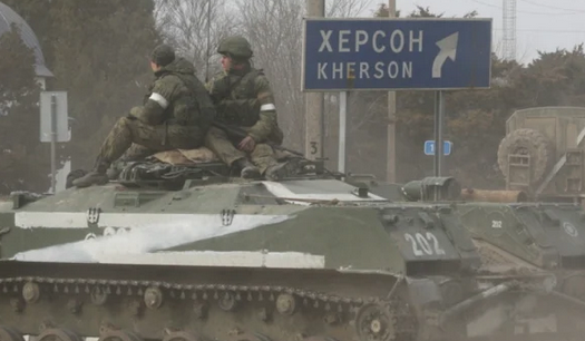 Руска бронирана колона навлезе в Херсон без съпротива ВИДЕО
