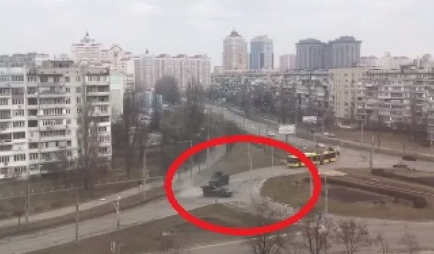 Руската армия навлезе в Киев, водят се боеве, властите зоват хората да се отбраняват с коктейли Молотов ВИДЕО