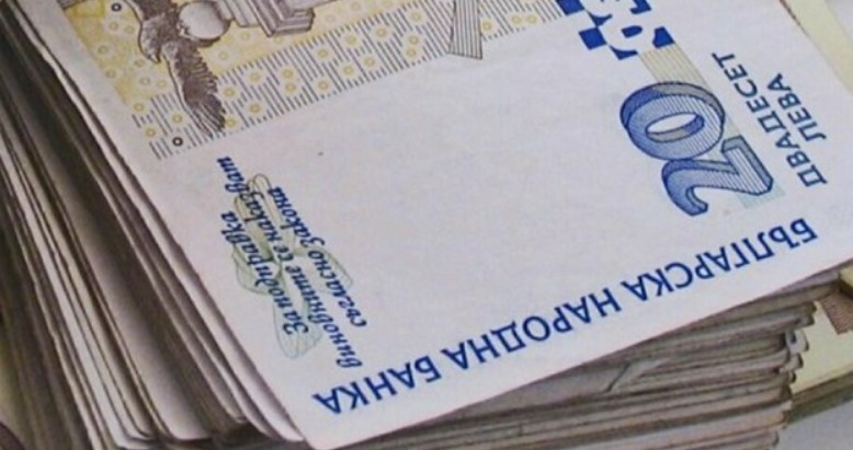 НАП и НЗОК погнаха българи в чужбина за осигуровки. Българка от 20 г. във Франция трябва да плати