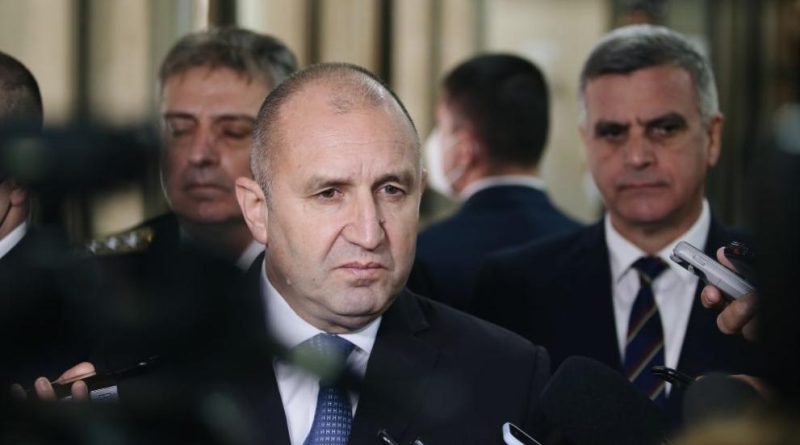 Радев: Не е работа на НСО, ДАНС и МВР да ринат сняг пред премиера