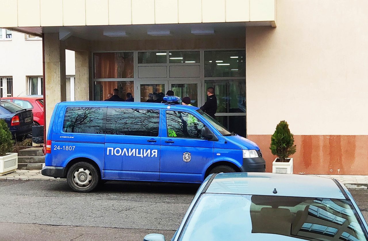 Семейна драма! Полицията на крак: Мъже отвлякоха жена и две деца