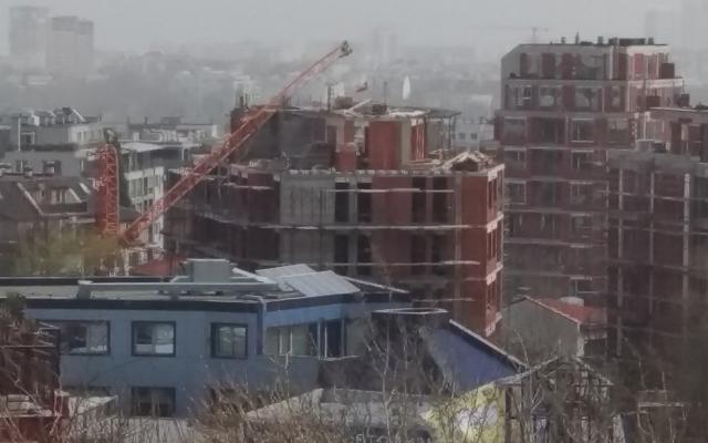 Пряко предаване от Овча купел: Огромен кран рухна върху строеж, тотално мазало е