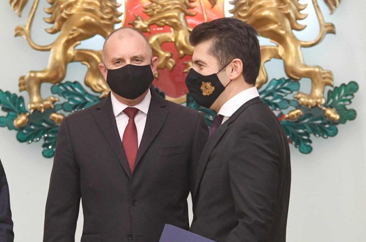 Правителството Петков е на косъм! Радев сваля доверието си, готвят избори през септември