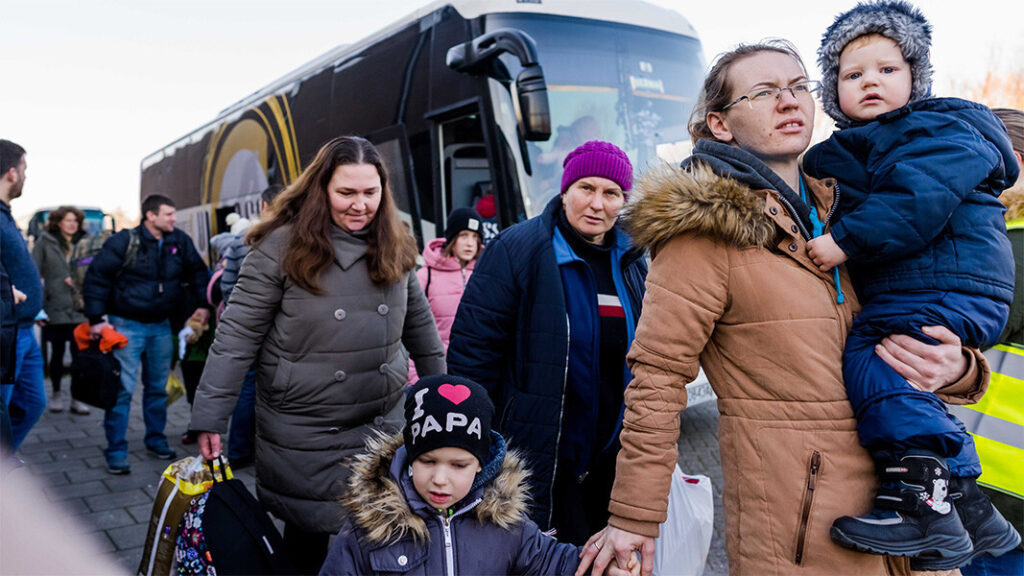 Украински бежанци с гнусно сбогуване в стаята на хотел на изпроводяк-Снимка