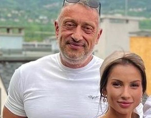 Уникален шпагат на Симона Пейчева върху рамото на мъжа й взриви мрежата / СНИМКИ