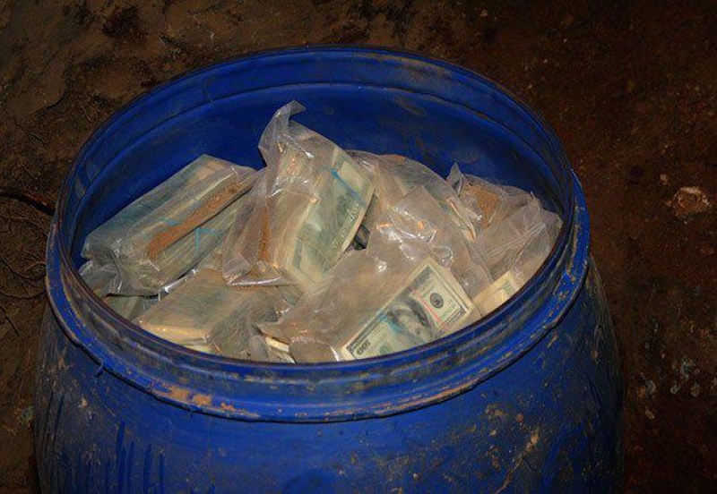 Находка! Овчар откри бидон, натъпкан с €50 хил. И ял, пил, черпил
