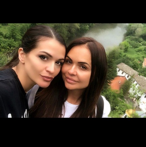 Сестрата на Преслава я заби в земята с природни дадености! Всички гледат в деколтето на Ивелина (Снимка):
