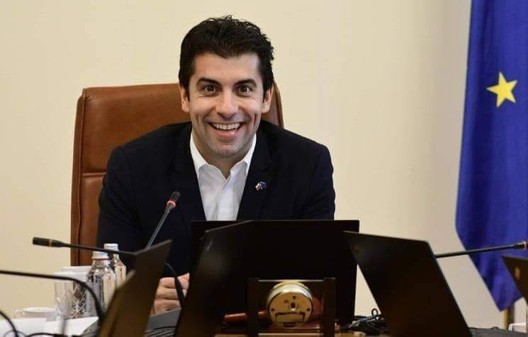 ВМРО изправи Петков и жената до него до стената: Къде са 300 млн. лева за украинците, Киро!?