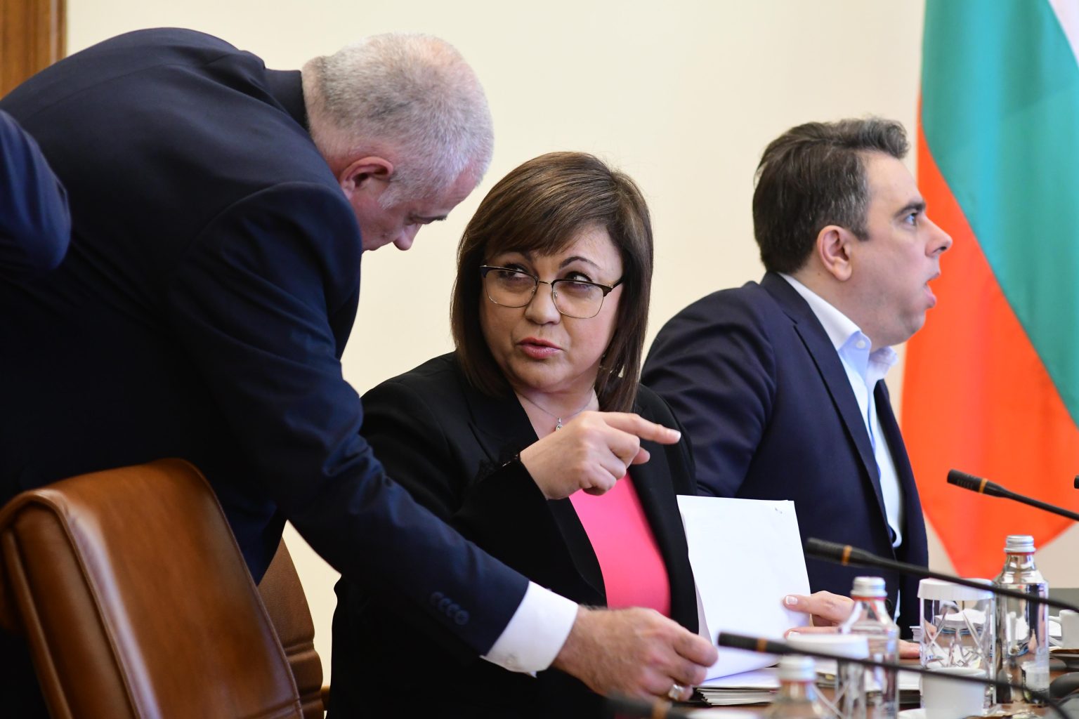 Корнелия Нинова е бясна, разкри какво вършат хората на Румен Радев в тези часове