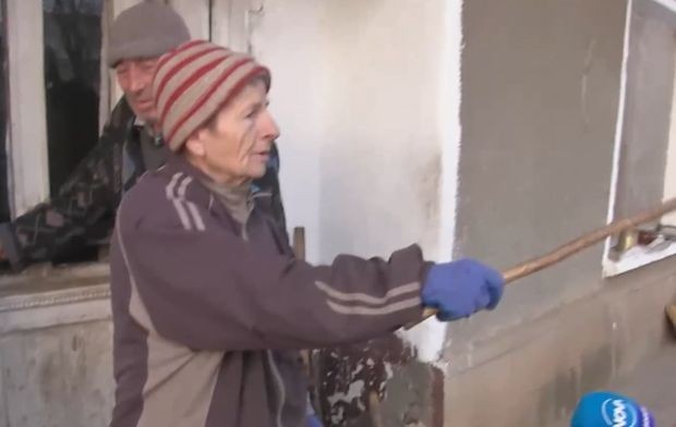 Пенсионерка изгони крадци от дома си, налагайки ги с пръчка