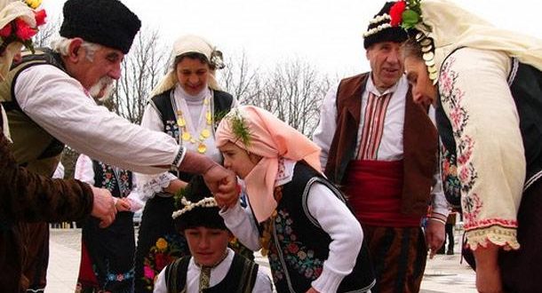 Всички знаем за „хамкането“ на Сирни Заговезни, но ето какво се прави с червения конец след това: