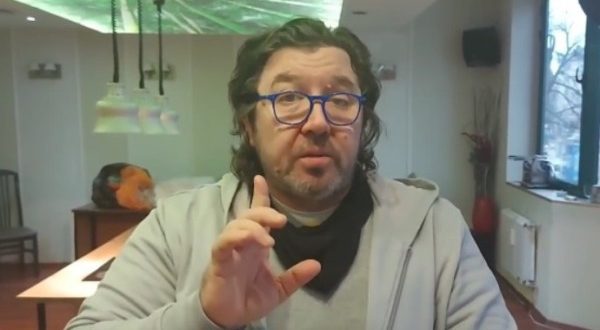 Шеф Петров изригна: По-добре децата да ядат скакалци, отколкото българско сирене!