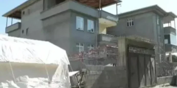 Чичо Мехмет се ядосваше на майсторите, но сега само неговата къща оцеля след трусовете в Турция