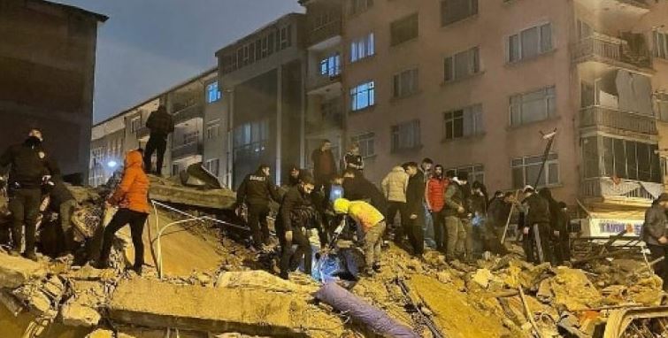 УЖАС! Серия мощни земетресения в Турция, най-силното е било със 7,8 по Рихтер! (СНИМКИ И ВИДЕО)