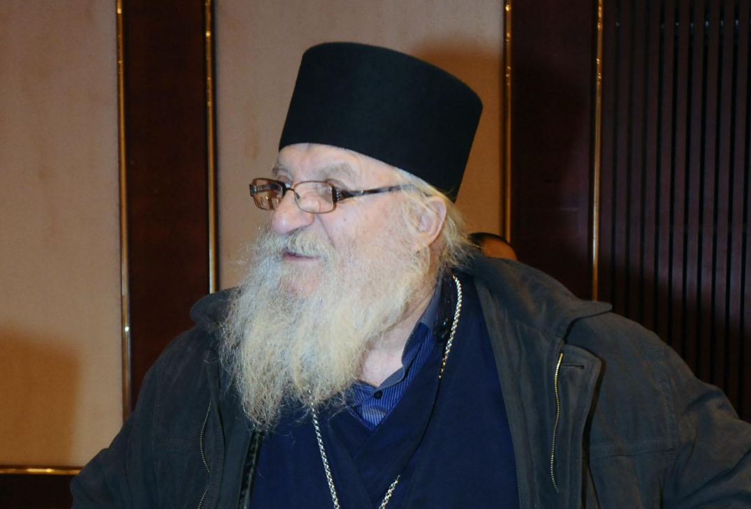 Отец Иван гасне, затваря и трите приюта. Глад и студ са надвиснали над хората