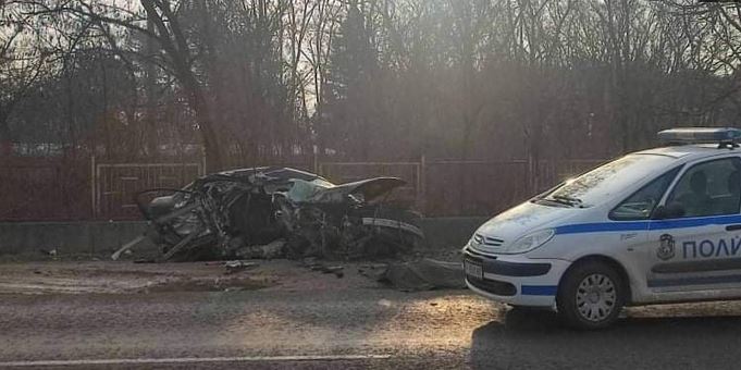 Нов ужас на пътя! Пожарникари рязаха кола в Русе, за да извадят трупа на… СНИМКИ 18+