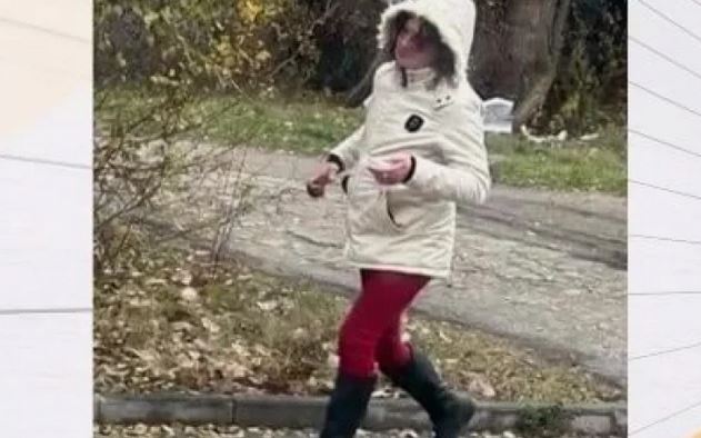 Биячката с бокса от „Младост“ съвсем обезумя – мята се върху коли, вади ножове, жертвите ѝ са десетки ВИДЕО