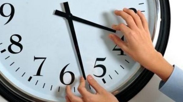 Местим стрелките с час напред в неделя
