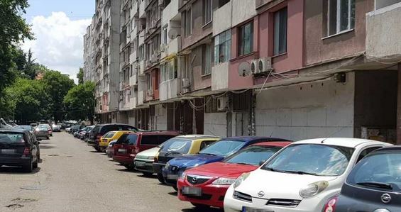 Водач спря колата си пред блок във Велико Търново, а на сутринта намери тази БЕЛЕЖКА