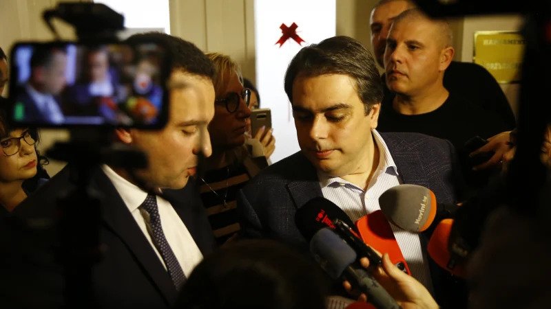 Асен Василев с първа реакция след новината за фалита на държавата