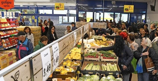 Насам, народе! Не се блъскайте. Връщат държавните магазини