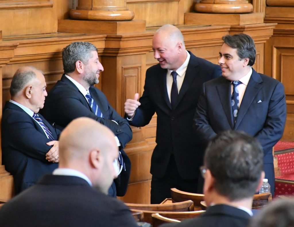 ГЕРБ очаква да има между 70 и 80 депутати в 49-ия парламент, отиде му на Киро мнозинството!