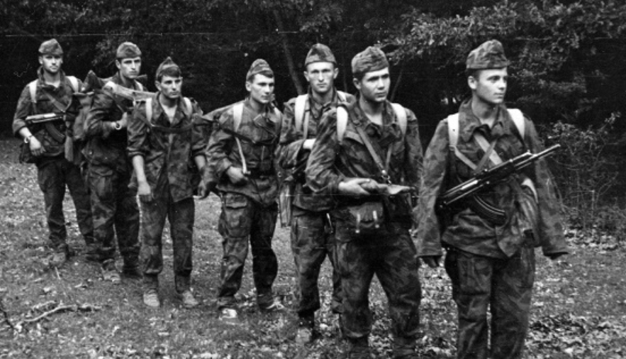 Има ли някой, който да не помни мелодията, с която милиони младежи влизаха през септември в казармата