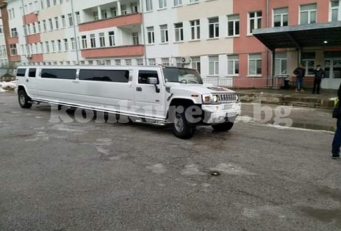 Изписват бебе от българска болница като принц – с 13-метрова лимузина Хамър