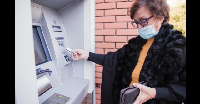 ГОЛЯМА новина за пенсионерите! Ето с колко скачат пенсиите от догодина (Таблици):