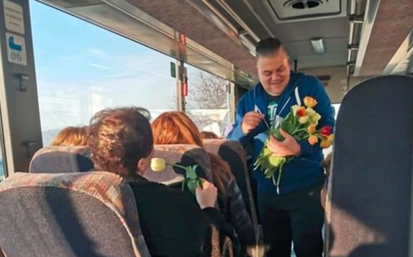 Мъж зарадва всички дами в карловски автобус