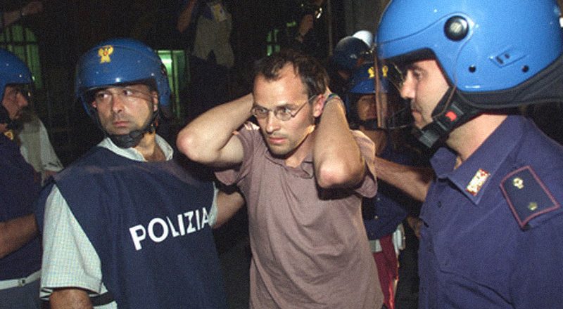 Мъж под чехъл пусна молба да го вкарат в затвора, за да го спасят от жена му.
