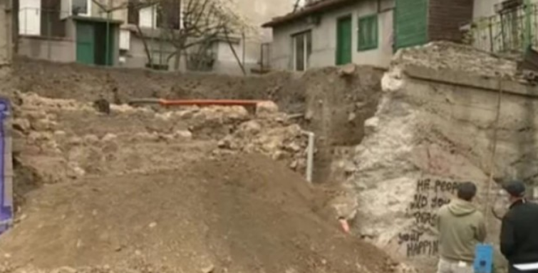 Мъж от Русе намери заровено голямо имане в двора си при изкопни работи и се хвана за главата