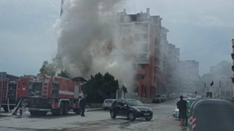 Новите герои: Полицай и учител спасиха деветима от горяща сграда в Петричко