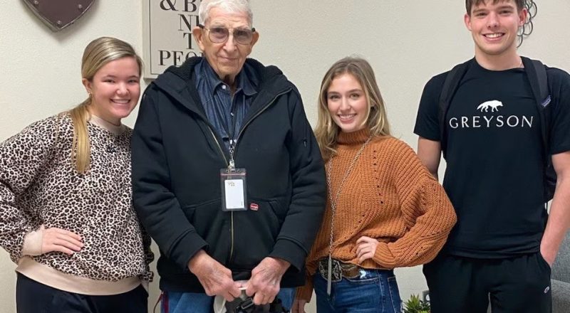 80-годишен портиер живеел в крайна бедност, ученици събират над 270 000$ за да се пенсионира достойно.