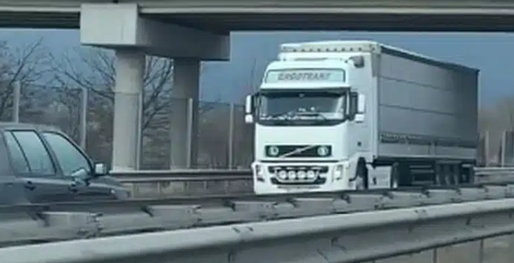 Тираджия фучи в насрещното платно на АМ Хемус, видеото предизвика жега в социалните мрежи