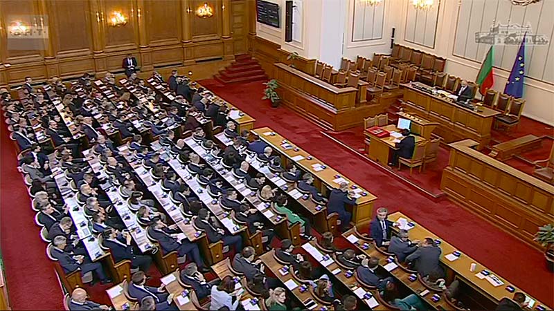 С над 800 лева вдигат депутатските заплати