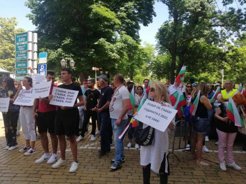 Експерт предупреди за вълна от протести насред политическата криза, причината