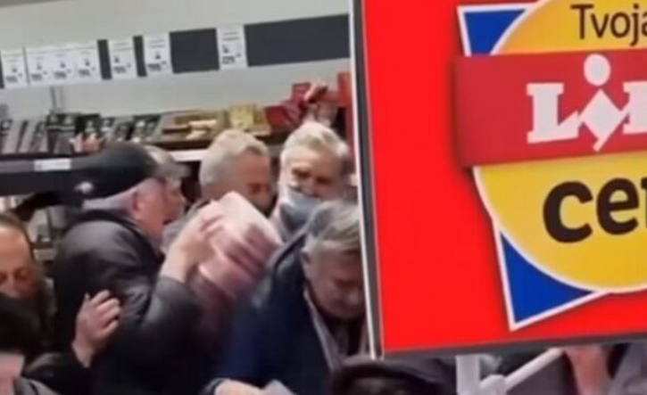 Пенсионери се бият за кебапчета в Lidl! Баба скочи вътре в хладилник, за да спре друг