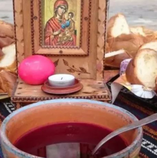 Защо хората се опитват да плуват преди изгрев слънце на Велики четвъртък