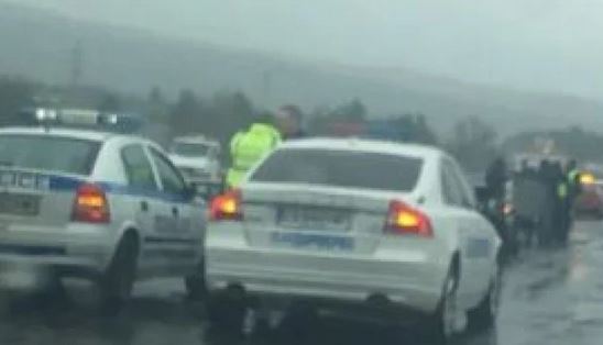 Ад на АМ „Тракия“ край Ихтиман, такъв ужас рядко се вижда СНИМКИ