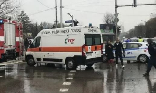 Зрелищно меле с Порше блокира центъра на София, и пиле не може да прехвръкне СНИМКИ
