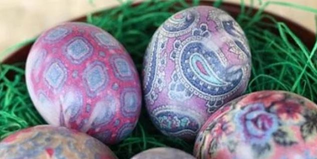 Яйцата се боядисват сами с този хитър трик