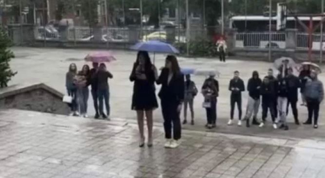 Позор! Най-тъжното изпращане на абитуриенти в България! СНИМКИ