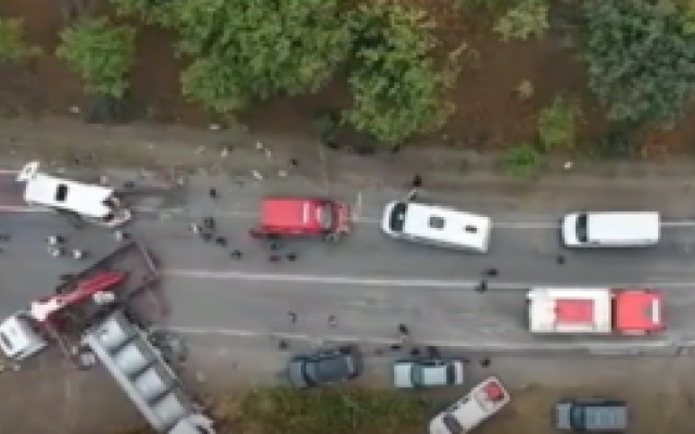 България гръмна току-що: Черна жътва! Автобус със сватбари се вряза в цистерна с мляко, шестима загинаха