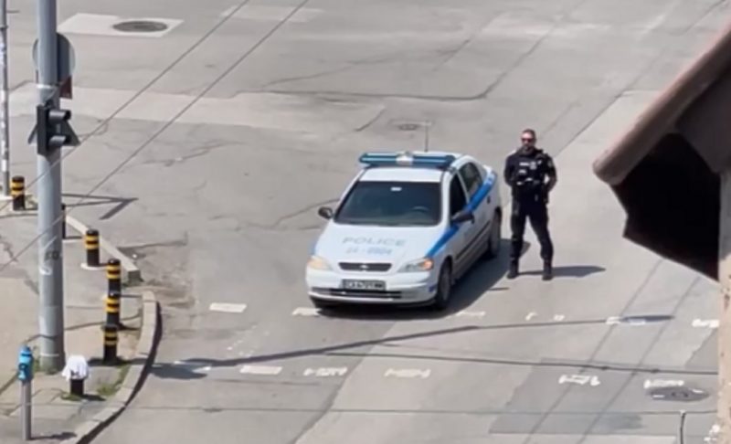Цяла България говори за този полицай и това, което направи точно в 12 часа (Видео)