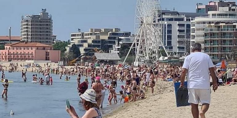 Нещо страшно изплува от морето в Слънчев бряг, плажуващите се стреснаха