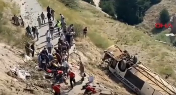 Автобус падна в пропаст, има много загинали