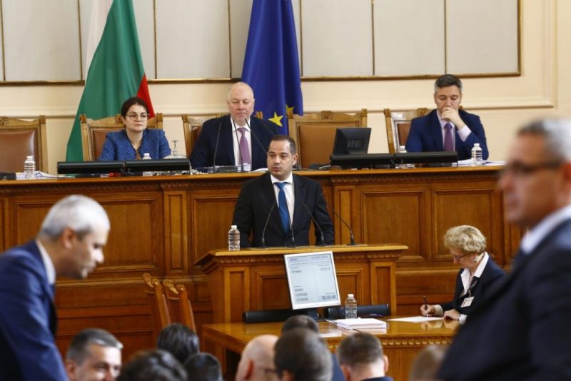 Напрежение по високите етажи на властта! Министър контра на Асен