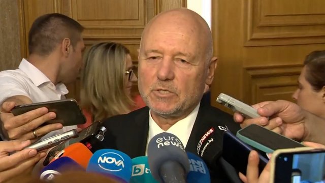 Тагарев отвърна на Нинова и съобщи неприятна новина за визитата на Зеленски