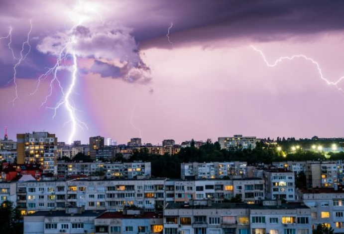 Мощни гръмотевични бури удрят България, ето кога и къде ще вали